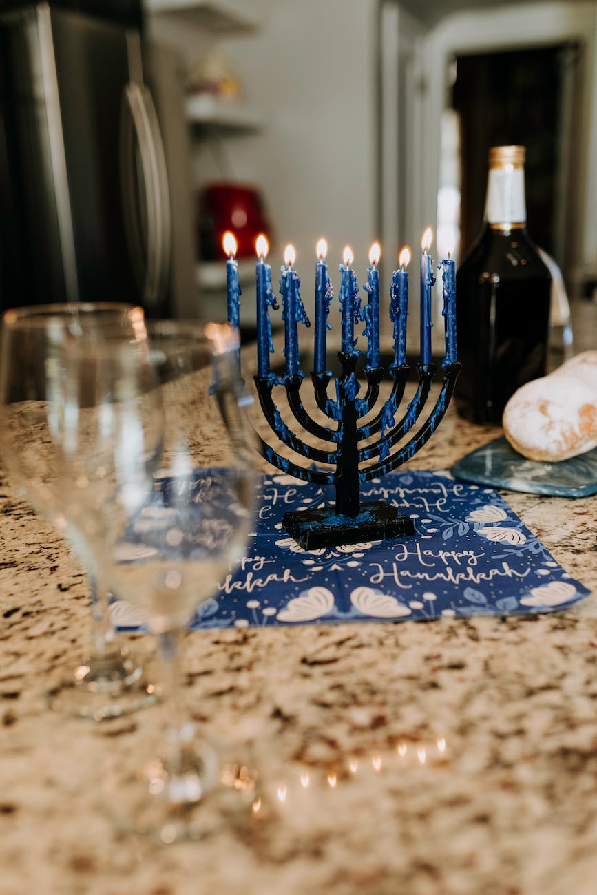 מקורות לשיעור 1066 – נר ופתילה, גרמא ומעשה וחשמל בהדלקת נר&nbsp;חנוכה