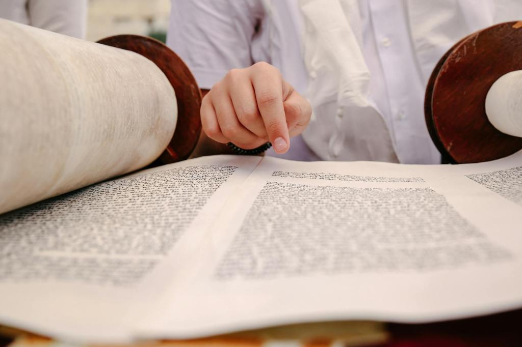 מכוון מלאכתו למועד – כתיבת ספר תורה בחול&nbsp;המועד